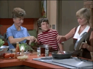 brady-bunch-alice-gif